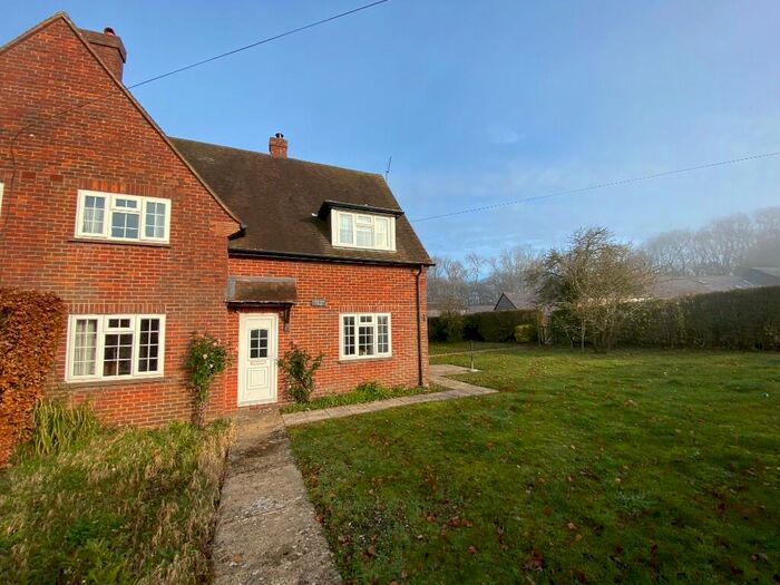 3 Bedroom Semi-Detached House To Rent In Reading Road, RG8