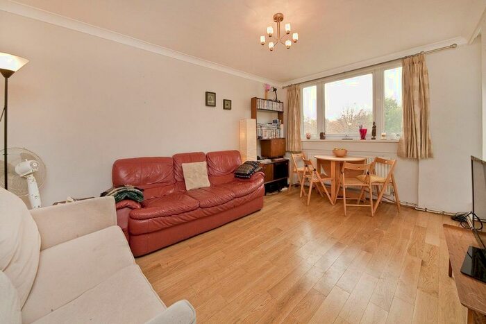 4 Bedroom Flat To Rent In Joseph Trotter Close, Finsbury Estate, Islington, London, EC1R