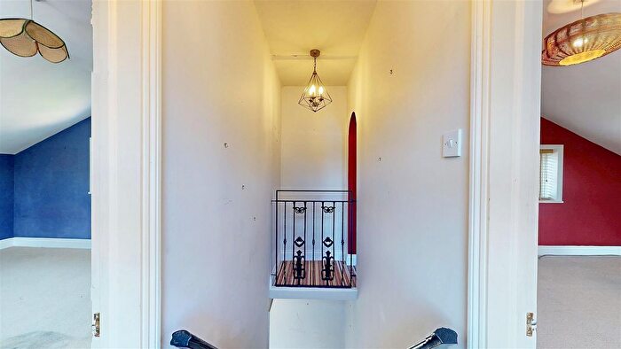 2 Bedroom Detached House For Sale In Thornbury Road, Isleworth, TW7