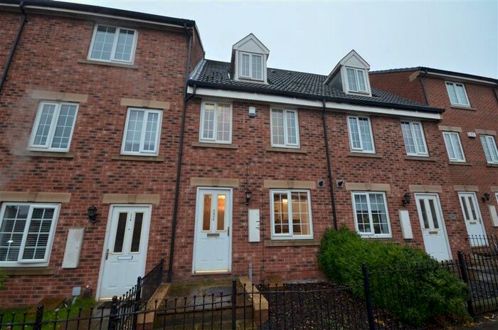 3 Bedroom Town House To Rent In Holywell Lane, Castleford, WF10