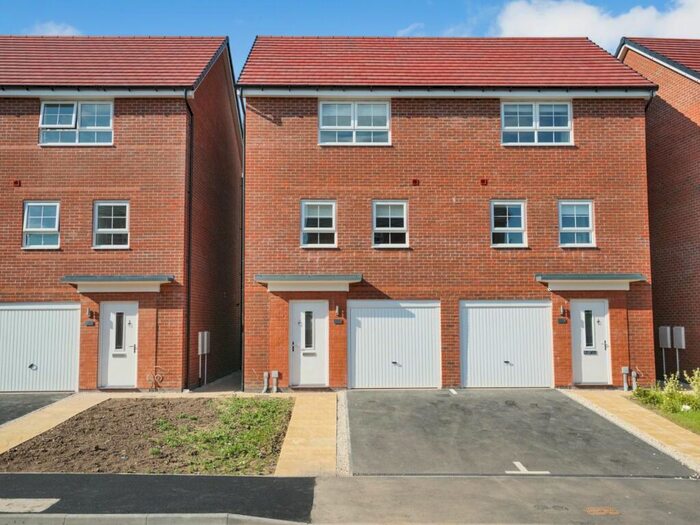 3 Bedroom Semi-Detached House To Rent In Hillcrest Road, Nuneaton, Warwickshire, CV10