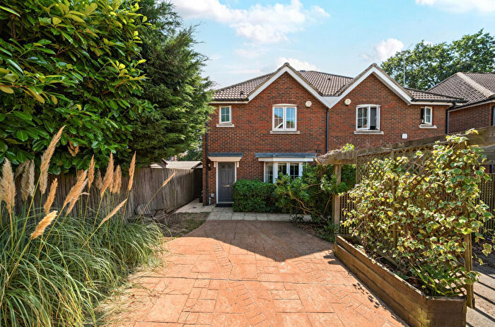 3 Bedroom Semi-Detached House For Sale In Vinson Close, Orpington, BR6