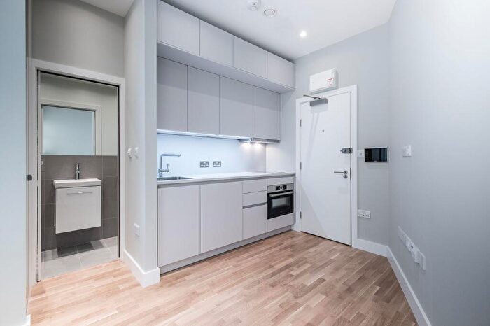 Flat To Rent In Dennington Park Road, NW6