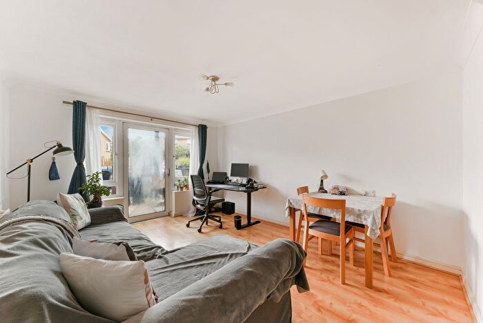 1 Bedroom Flat To Rent In Woodger Road, W12