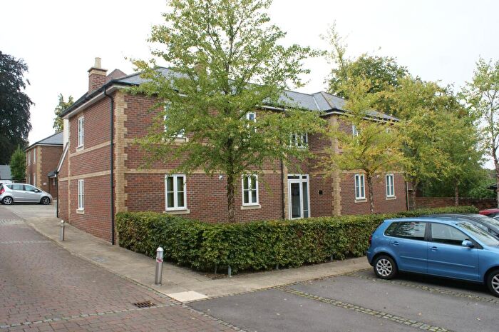 2 Bedroom Flat To Rent In Loyd Lindsay Square, Winchester, SO22
