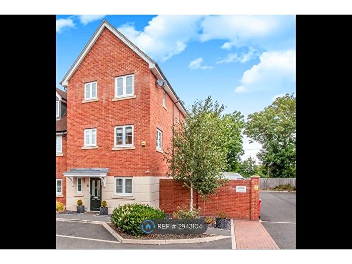 5 Bedroom Semi-Detached House To Rent In Meyers Close, Slough, SL3