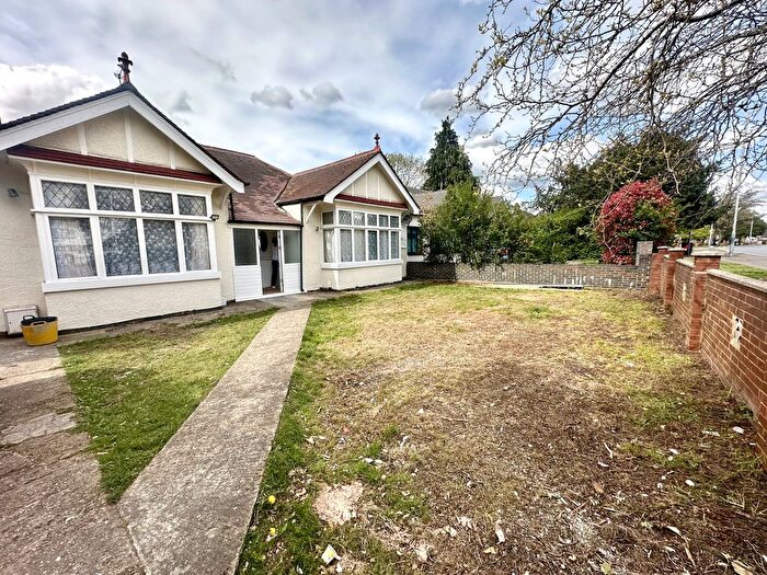 3 Bedroom Bungalow To Rent In Yeading Lane, Hayes, UB4