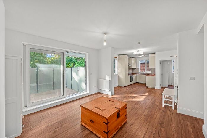 3 Bedroom Flat To Rent In Roehampton Vale, Putney, SW15