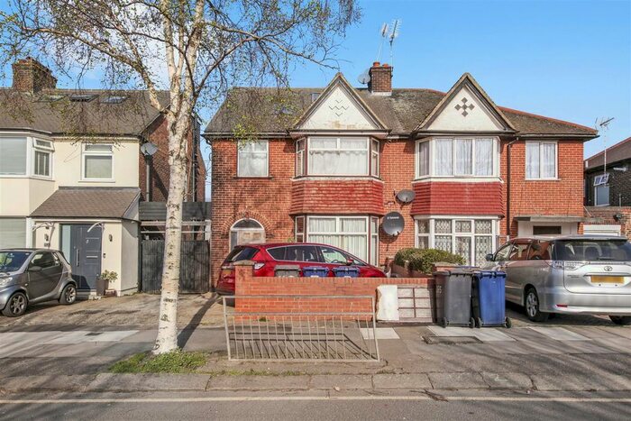 5 Bedroom Semi-Detached House To Rent In The Vale, Cricklewood, London, NW11