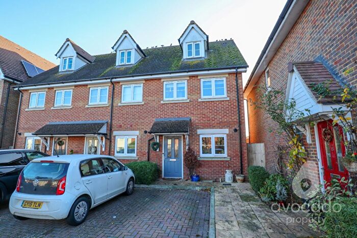 3 Bedroom End Terrace House For Sale In South Street, Farnborough, Hampshire, GU14