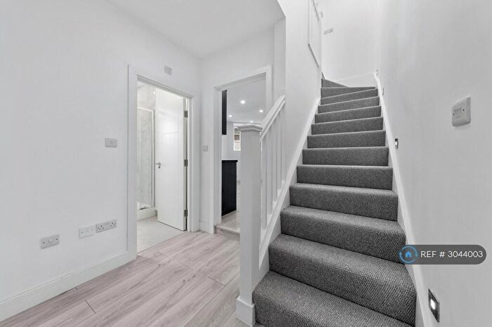 3 Bedroom Flat To Rent In Amhurst Road, London, E8