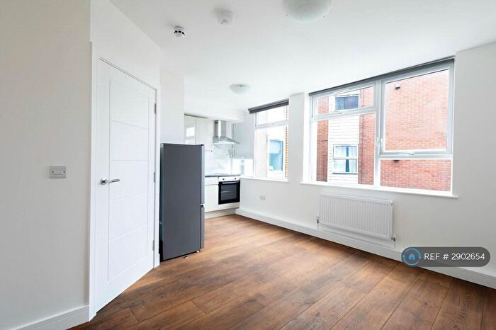 Studio To Rent In Ballards Lane, London, N3