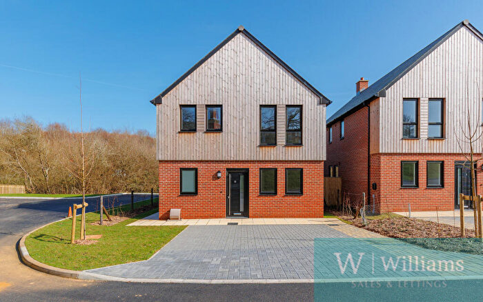 4 Bedroom Detached House For Sale In Chatterton Rise, Whitecroft Park, PO30