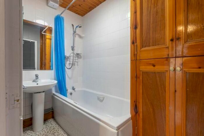 1 Bedroom Flat To Rent In Broughton Road, Edinburgh, EH7