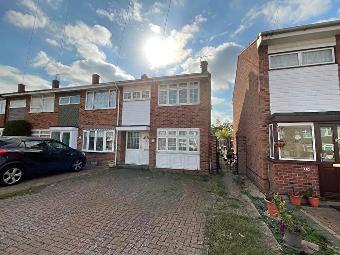 3 Bedroom End Of Terrace House For Sale In Cowdray Way, Elm Park, Hornchurch, Essex, RM12