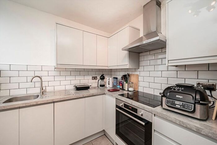 2 Bedroom Flat To Rent In Blackshaw Road, Tooting, SW17