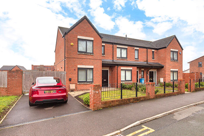 3 Bedroom End Of Terrace House For Sale In Farnborough Road, Manchester, M40