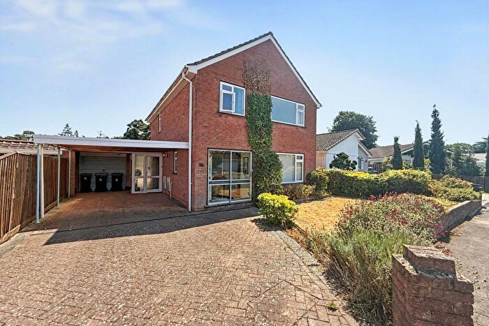 3 Bedroom Detached House For Sale In Ferndown, BH22
