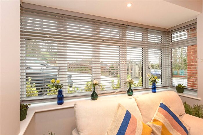 2 Bedroom Flat For Sale In Tupwood Lane, Caterham, Surrey, CR3