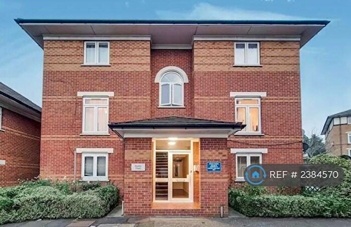3 Bedroom Flat To Rent In Hunter Court, Hendon, NW4