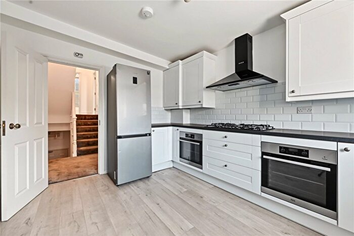 3 Bedroom Flat To Rent In Kilburn Lane, London, W10