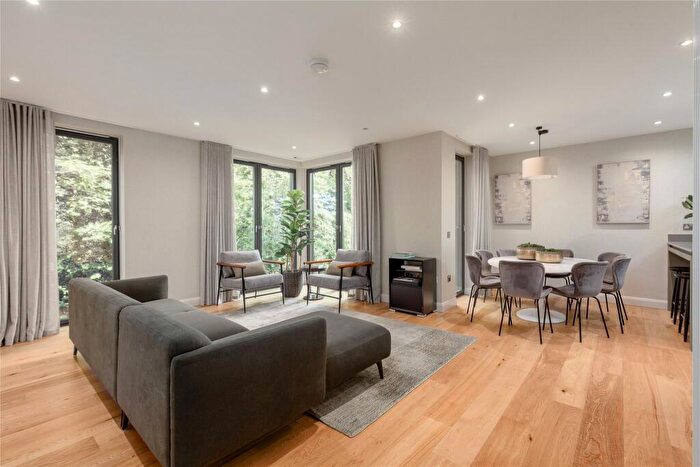 2 Bedroom Apartment For Sale In Sassoon Grove, Craiglockhart, Edinburgh, EH10