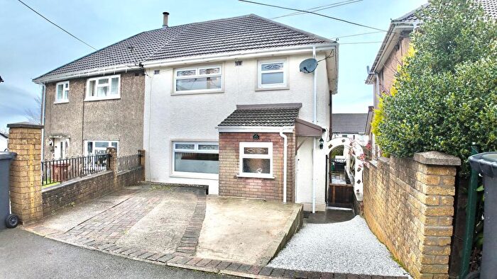 3 Bedroom Semi-Detached House For Sale In Farm Close, Oakdale, NP12