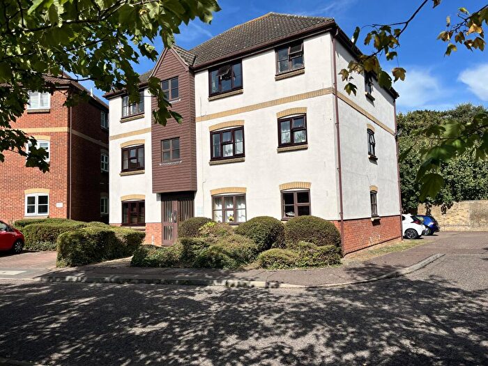 2 Bedroom Apartment To Rent In Mead Path, Chelmsford, CM2