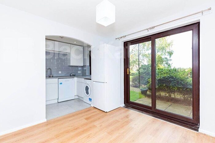 2 Bedroom Flat To Rent In Riverside Close, Lee Vally Park / Upper Clapton, E5