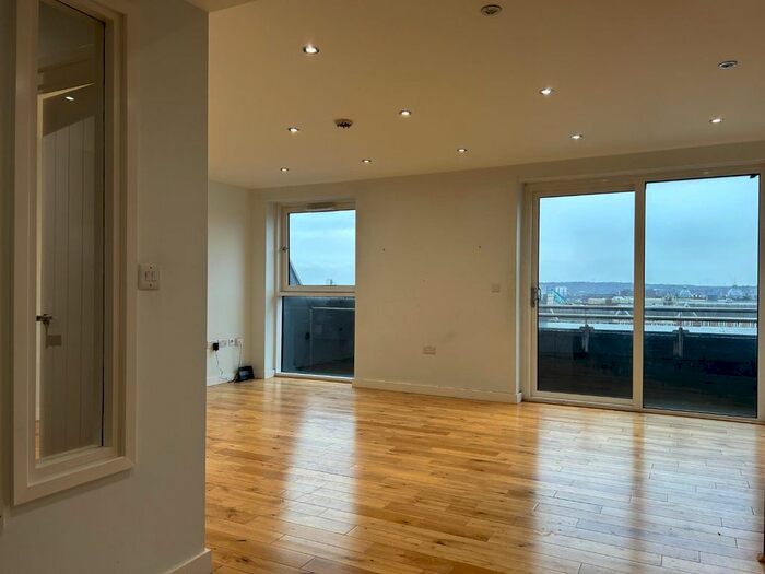 2 Bedroom Flat To Rent In Tate House, - New York Road, Leeds, LS2