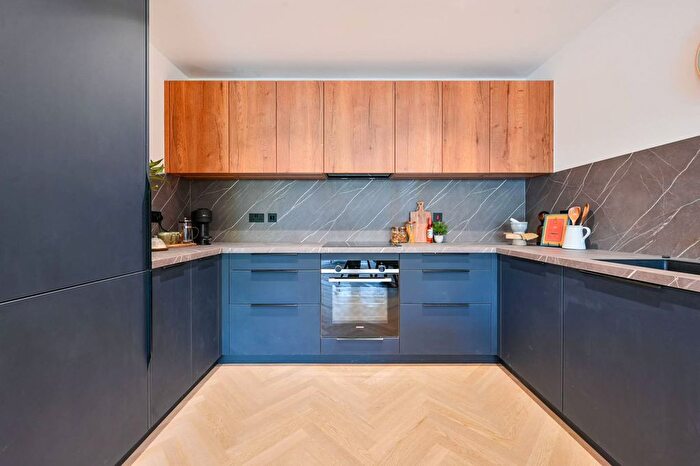 3 Bedroom Flat To Rent In Madeleine Court, North Acton, Acton, W3