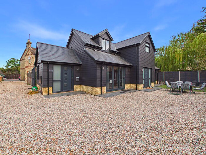 4 Bedroom Detached House For Sale In The Baulk, Biggleswade, SG18