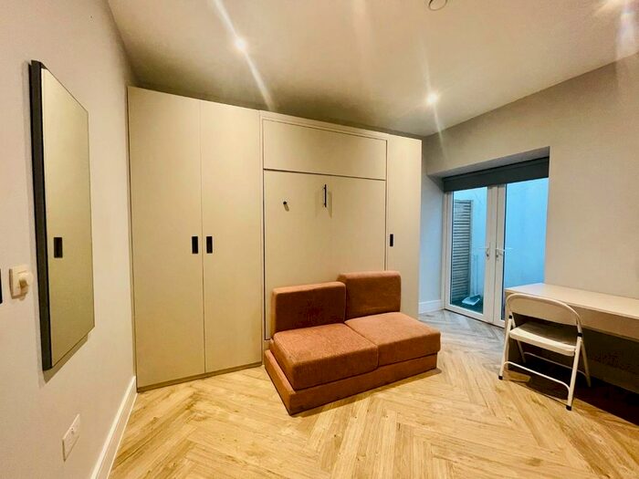 Studio To Rent In Hanger Lane, London, W5