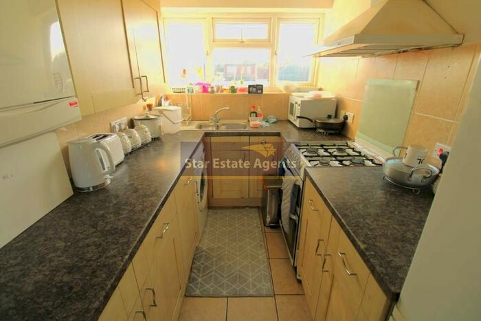 2 Bedroom Flat For Sale In Denziloe Avenue, Uxbridge, Greater London, UB10