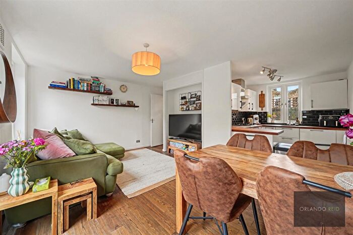 1 Bedroom Flat For Sale In Bobbin Close, Clapham, SW4