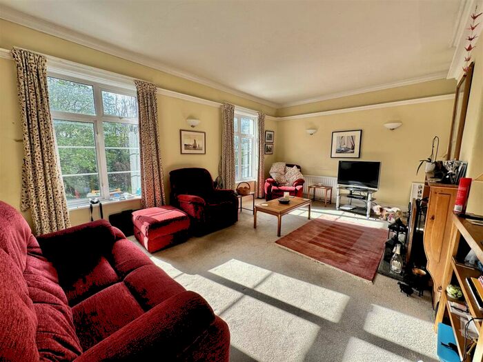 3 Bedroom Detached House For Sale In Whitcombe Road, Newport, PO30