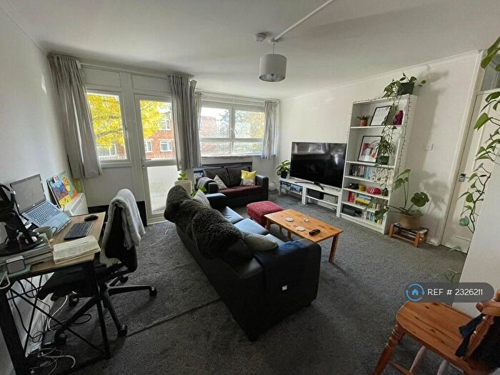 3 Bedroom Flat To Rent In Homemead, London, SW12