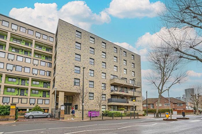 1 Bedroom Flat To Rent In Triangle Apartments, Canary Wharf, London, E14