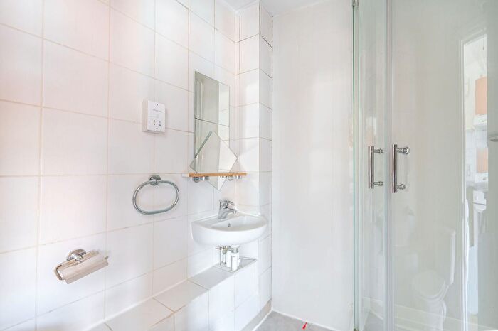 Studio To Rent In High Road, Willesden, London, NW10