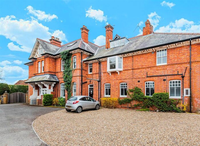 2 Bedroom Flat For Sale In Grove Road, Guildford, GU1