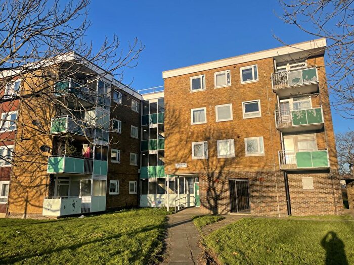 2 Bedroom Flat To Rent In Kendal Avenue, SO16