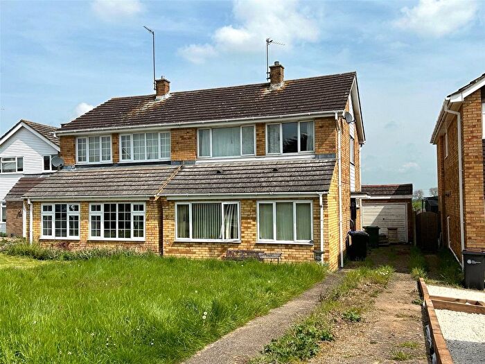 3 Bedroom Semi-Detached House For Sale In Glebe Road, Deanshanger, Milton Keynes, MK19