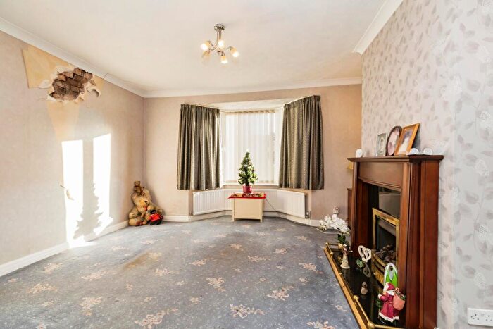 3 Bedroom Semi-Detached House For Sale In Winsor Avenue, Leyland, Lancashire, PR25