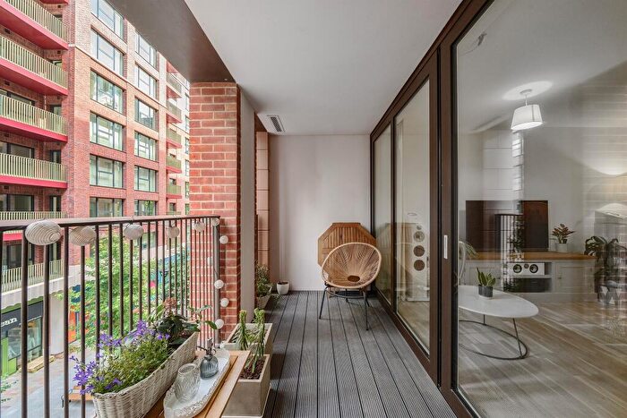 2 Bedroom Apartment For Sale In Heygate Street, London, SE17