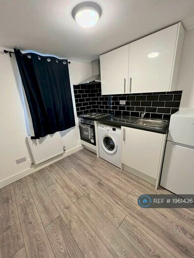 Studio To Rent In Brunswick Crescent, London, N11