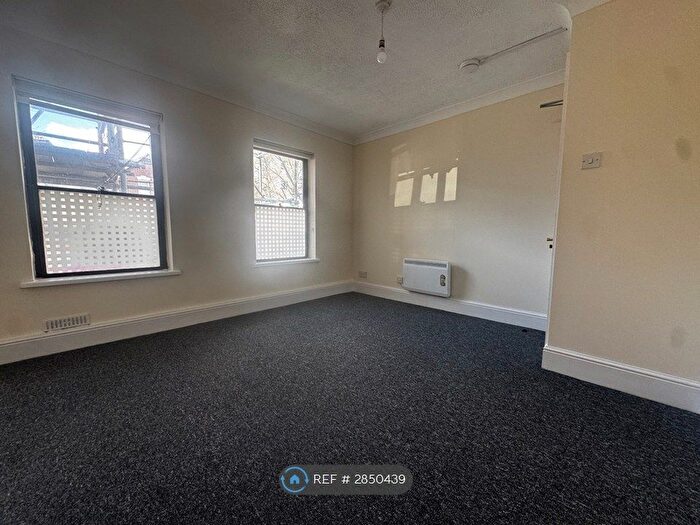 3 Bedroom Flat To Rent In Lowmans House, Southampton, SO17
