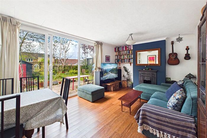 3 Bedroom Maisonette For Sale In Ewen Crescent, London, SW2