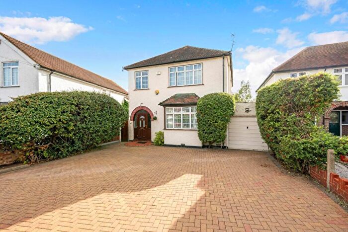 4 Bedroom Detached House For Sale In Chessington Road, Epsom, KT19