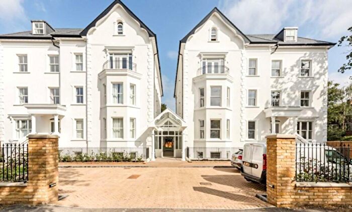 3 Bedroom Flat For Sale In Oak Hill Road, Surbiton, KT6