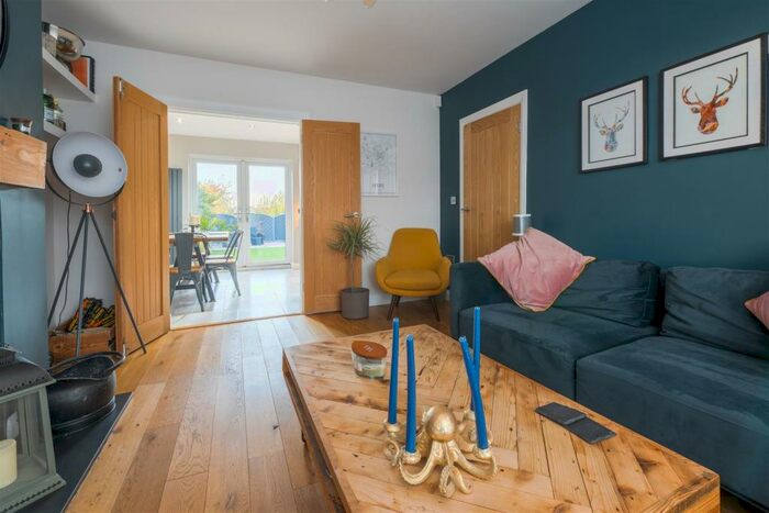4 Bedroom Semi-Detached House To Rent In Woodhill Rise, Leeds, LS16